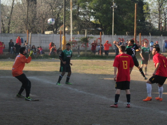 El primer gol del partido. Navarro (el 3 de Funes) peina un tiro libre y descoloca a su arquero.