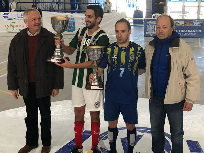 La premiación. Directivos de Liga San Martín entregando las copas a los capitanes rosarinos.