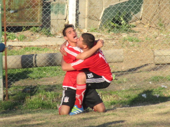 En 72 horas metió dos goles importantes. Rosario Fútbol le trae suerte al chico Galarza.