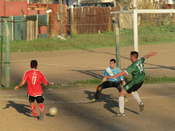 Soto, autor del segundo gol, en una acción en la que en vez de patear al arco metió el centro.