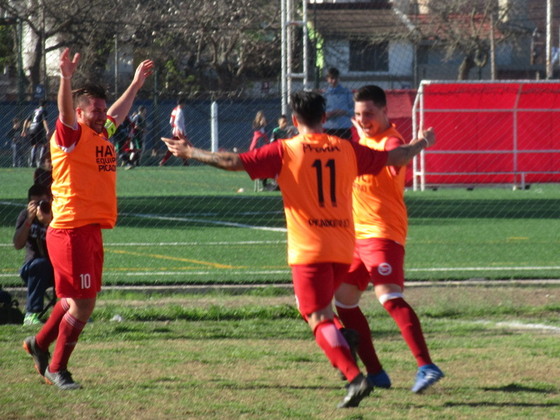 El tanque Vilarba acaba de marcar el único gol del partido y festeja con Leonardi y Crer.
