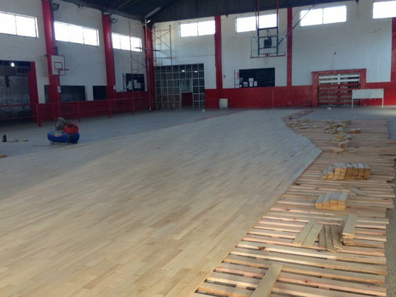 El piso de parquet en la cancha de básquet fue una de las más costosas obras hechas.