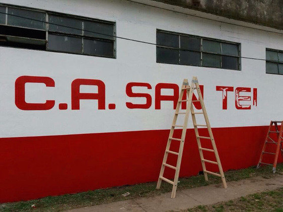 Como se ve aquí, todo lo que se pinte, en el club funense, lleva los colores rojo y blanco.