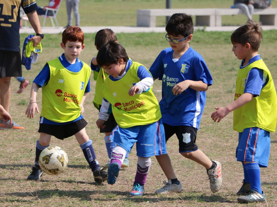 Los chicos de las categorías más pequeñas de Sarmiento disputaron un partido amistoso.
