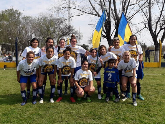 Las chicas luciendo las casacas alusivas del festejo. El Predio de Cosecha fue pura alegr&iacute;a.