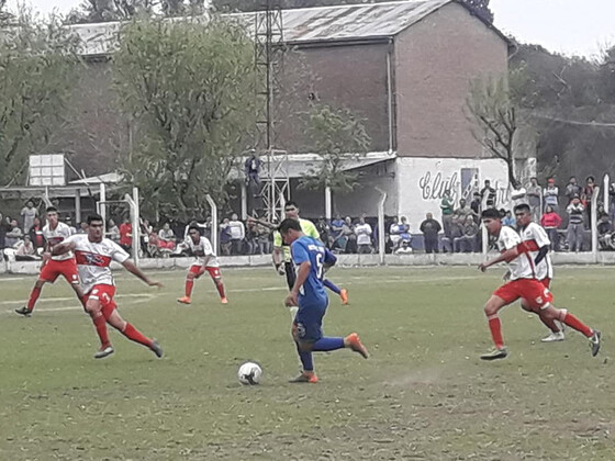 Mitre, gracias al gol de penal de Isa&iacute;as Sena, gan&oacute; un partido clave ante San Telmo de Funes. Foto: Pasiones Rosarinas.