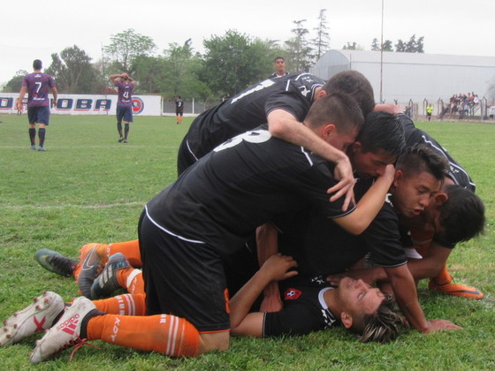Cristian Escobar, el pibe de 20 años que usa la "10" en Adiur, ya marcó su gol y así lo festeja.