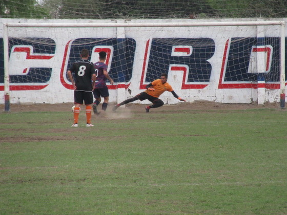 Armoa, una de las figuras que tuvo el charrúa, marca el 1 a 1 de penal en el primer tiempo.