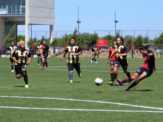 Las chicas de Newell's en Bella Vista golearon a Alianza Sport. Foto: Juan Jos&eacute; Cavalcante.
