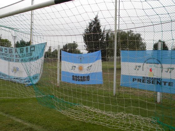 Las banderas del Centro de ExCombatientes de Rosario, siempre presentes donde jueguen.