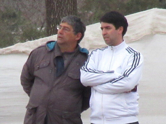 El Tano Previti, acompa&ntilde;ado de un colaborador, durante el empate con Arij&oacute;n de visitante.