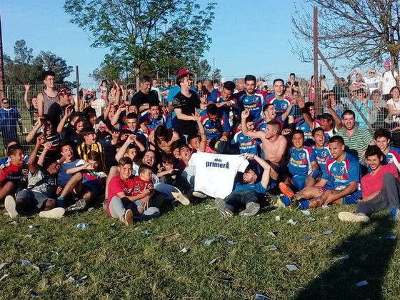 Así festejó Mitre tras el triunfo ante Olympia que selló el ascenso. Foto: Pasiones Rosarinas.