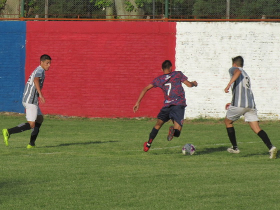Nahuel Aguirre haciendo el desborde del gol. De este centro llegó el único gol del duelo.