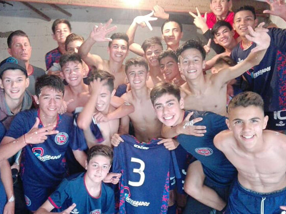 Los chicos de la novena charr&uacute;a celebrando en Funes su &uacute;ltima victoria ante San Telmo.
