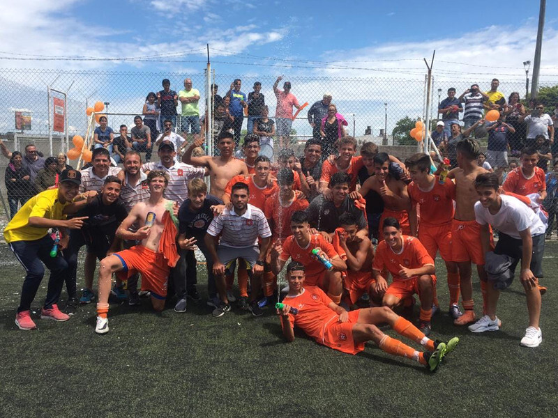 La 7ma. División de Adiur pudo festejar tras vencer a su escolta. Foto: Ernesto Del Pozzo.