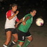 Rocío Dinatale, autora del segundo gol de Social, cuida el balón ante la presión de una rival.