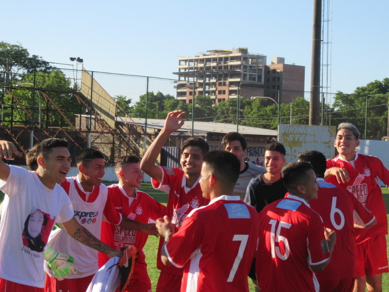 Los chicos de Juan XXIII festejan la permanencia. El triunfo 2 a 0 fue claro y merecido.