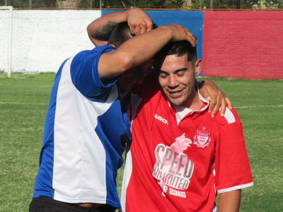 Yoel Fernández acaba de marcar el 2 a 0, y corrió para abrazar al profe Antonio Silva.