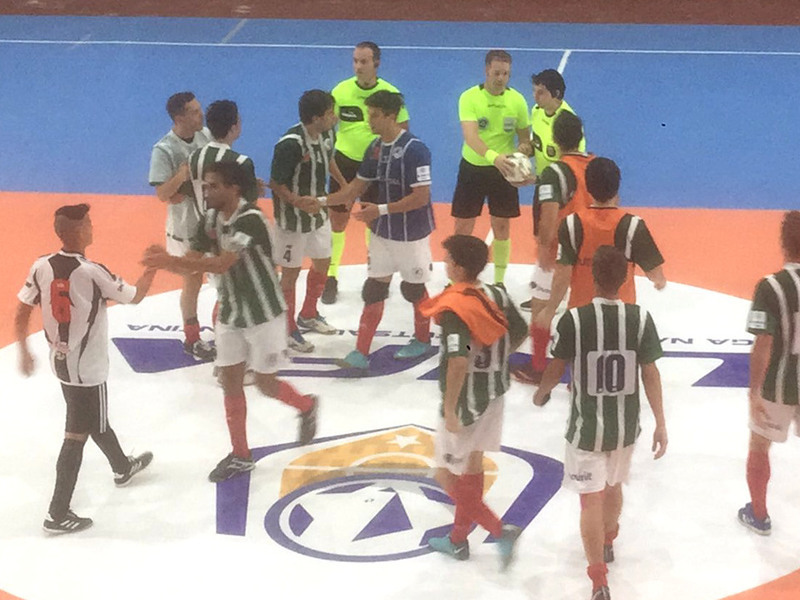 Los jugadores de Jockey saludando a la terna y a sus rivales del Porvenir de Formosa.