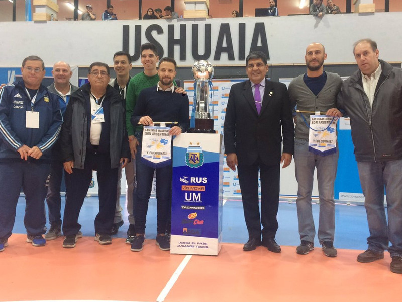 Carlos Benítez, Coordinador del Futsal en Rosarina, entre las máximas autoridades de AFA.