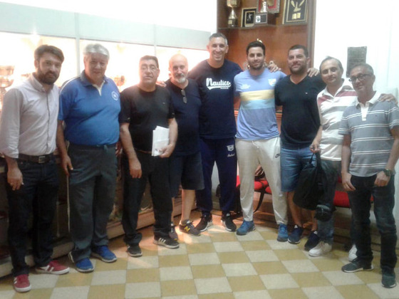 Carlos Benítez, Coordinador del Futsal en la ARF, junto a los delegados de los seis clubes.