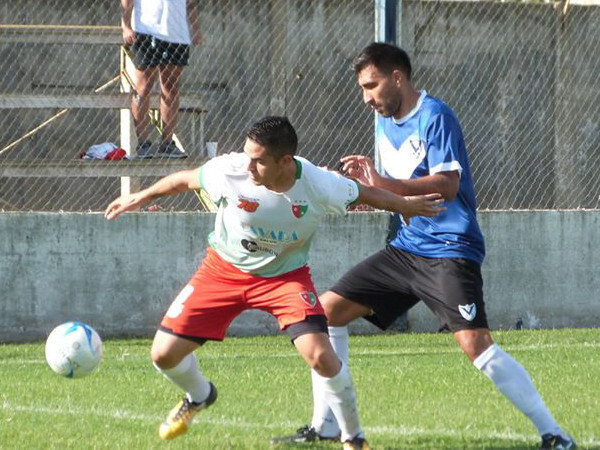 El Coronel rescató un gran punto cuando el partido se moría, y aguantaba con 10 jugadores.