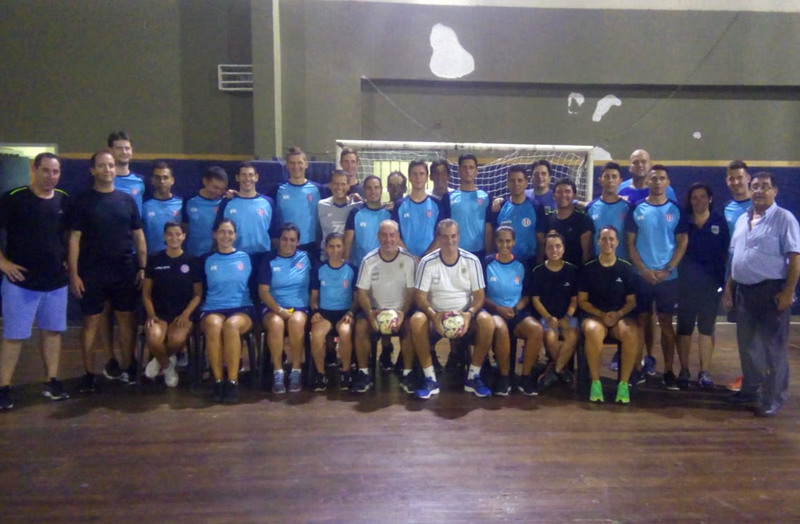 Sciancalépore y Zechillo junto a todos los árbitros y Carlos Benítez, el Coordinador del Futsal.