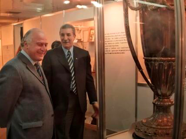El Gobernador Lifschitz junto a Giammaría, cuando visitó la Muestra del Fútbol en 2014.