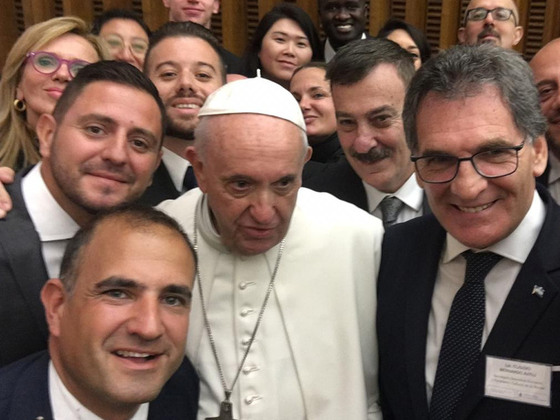 A la derecha del Papa asoma, feliz, Nicolás Petrópulus, dirigente de nuestro club afiliado.