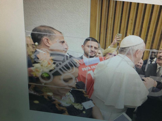 El papal con el Papa. Otra imagen que muestra el encuentro entre el directivo y Francisco.