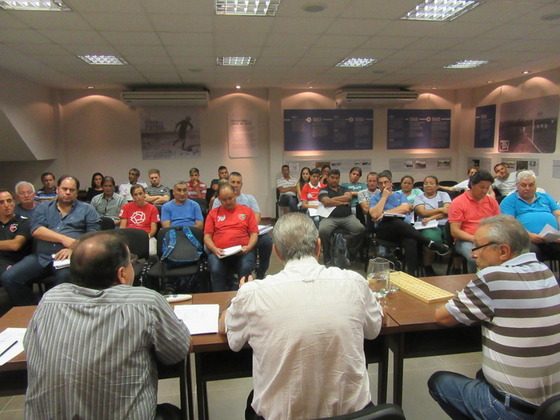 Los delegados siguieron atentamente el sorteo. El Fútbol Femenino crece y crece.