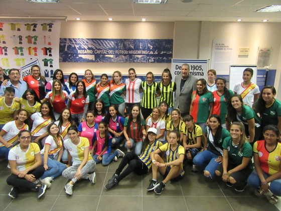 Las jugadoras del F&uacute;tbol Femenino, unidas y felices con sus nuevas camisetas.