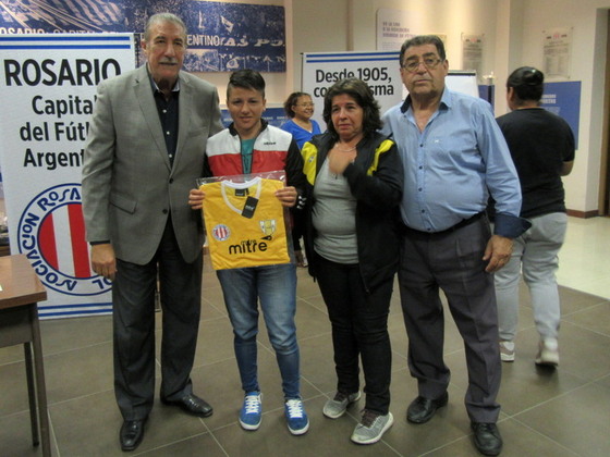 Delia Ayala, del Club María Reina, recibiendo la indumentaria amarilla de su club.