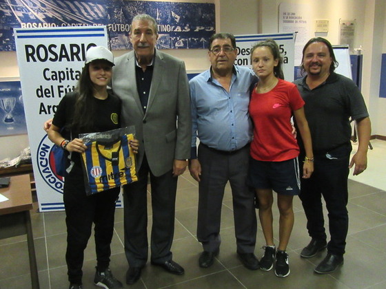 Por último las jugadoras de Rosario Central, tricampeonas, recibieron su ropa. Van por más.