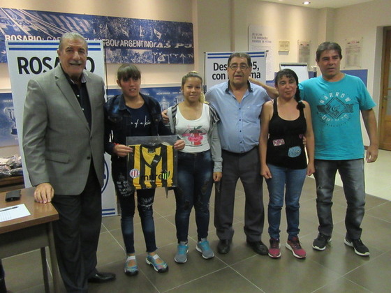 La gente de Alianza Sport, contenta con su nueva indumentaria "aurinegra".