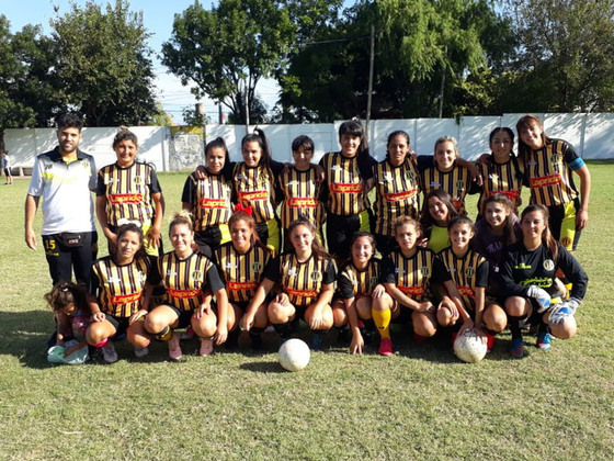 Plantel completo. Las aurinegras junto a su DT y Profe, Nico Pereyra, ex jugador del CIO.