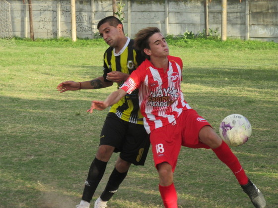 Marcelo Rodríguez cargando por la espalda a Alejo Sortino. El árbitro en esta pitó falta.