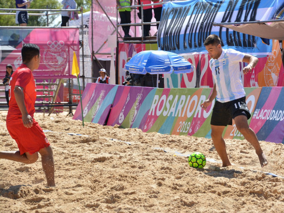 Maximiliano enfrentando a un rival en el juego de hoy. La emoción de jugar aquí fue grande.