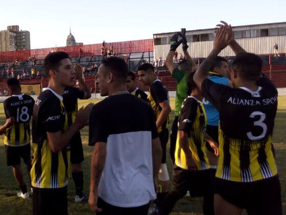 Una imagen que se viene repitiendo. Los jugadores de Alianza Sport despidiéndose triunfadores tras un partido.