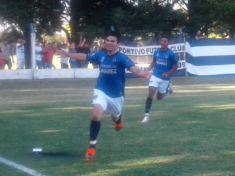 Brian Romero acaba de empatar el partido con un penal y así corre a festejarlo con la gente.