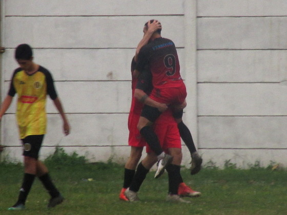 Manuel Campos acaba de convertir su segundo gol, el tercero de Uni&oacute;n. El del triunfo.