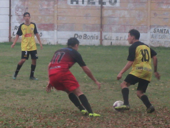 Brian Franco busca receptor en una jugada de la primera etapa. El "10" salió lesionado rápido.