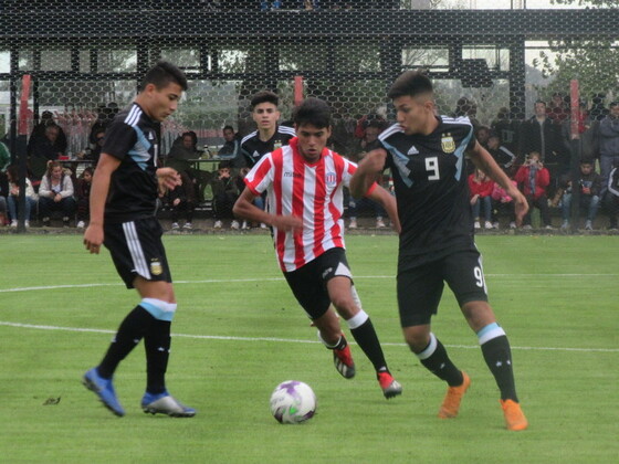 Santiago Castro manejando el balón en el medio. El atacante de Vélez marcó el primer gol.