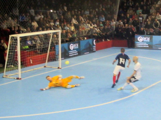 He aquí el gol de Samir Alla. En su primera llegada Francia ponía el amistoso 1 a 1.