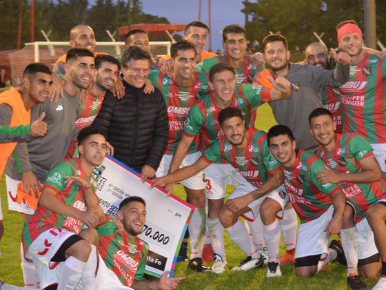 El equipo de Las Parejas ya es la segunda vez que elimina a Newell's de la Copa Santa Fe.