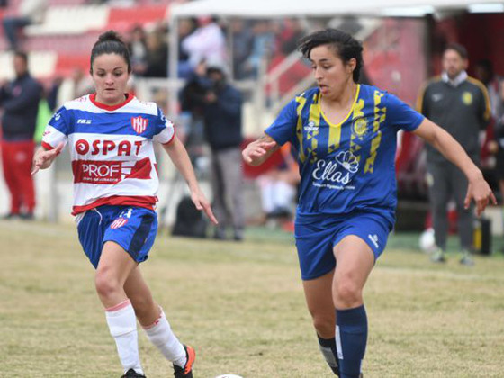 Erica Lonigro, la gran goleadora canalla, en un intento por desbordar a su rival.