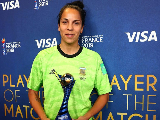 La imagen lo dice todo. Orgullo argentino y rosarino. Vanina se atajó todo ante Inglaterra.