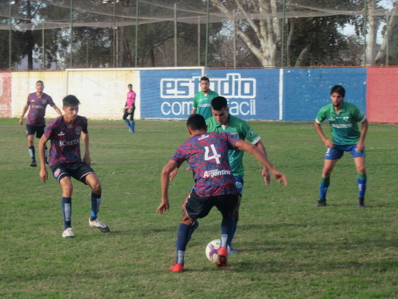 Aguirre tuvo su gran tarde. Se cansó de proyectarse por derecha, y marcó dos golazos.