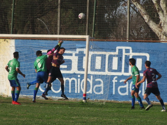 Corner cerrado sobre el arco de Morning y Eric Almirón llega con lo justo a despejarla.