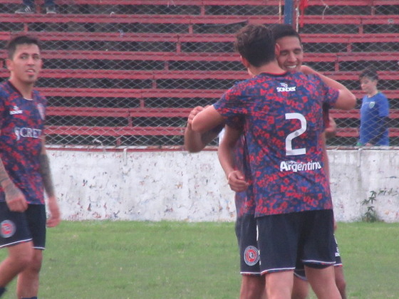 Aguirre acaba de marcar el segundo gol local. El matador de Tablada sueña con el Molinas.